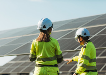 Two employees walking around at Lange Runde solar park. (Photo: Ole Martin Wold)