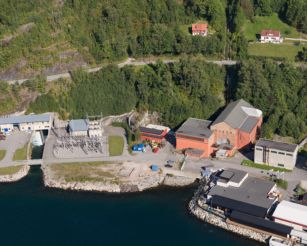 Bjølvo power plant is located at Ålvik in Kvam Municipality in Vestland County. The red buildings are the old power plant, which was demolished in 2017.