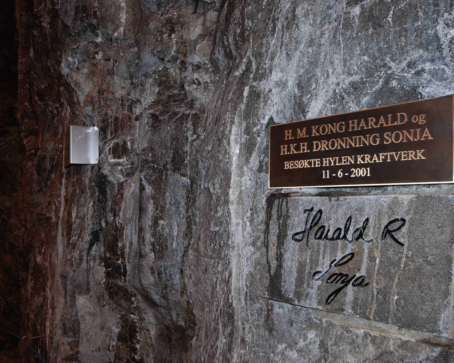 Sign which reads "H.M. King Harald and H.R.H. Queen Sonja visited Hylen power plant 11-6-2001"