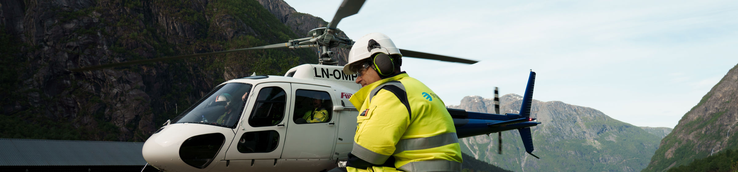 Two Statkraft employees inside the machine hall of Erzhausen pump storage power plant.