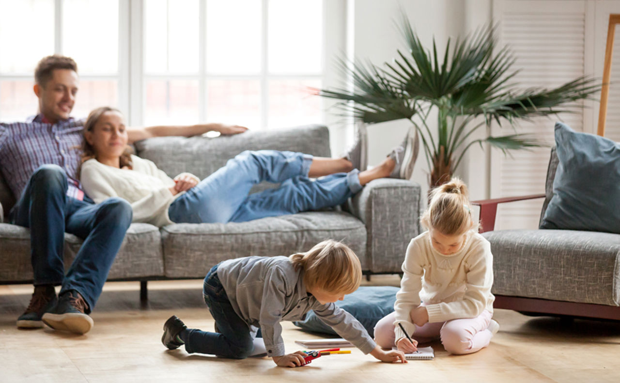 Barn leker på varmt gulv